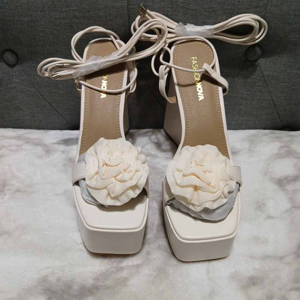Retro Platform Heels - Picture 2 of 4